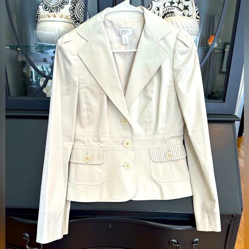 Ann Taylor LOFT puff sleeve crop jacket. Size 0. Excellent condition.